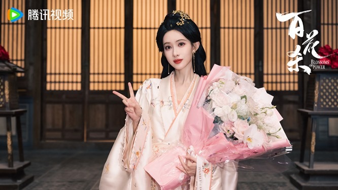Meng Zi Yi and her one facial expression blossoms of power wraps filming