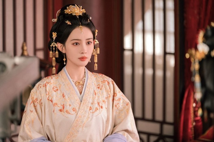 Meng Zi Yi in The Princesss Gambit her facial expression never changes even when falling off a cliff