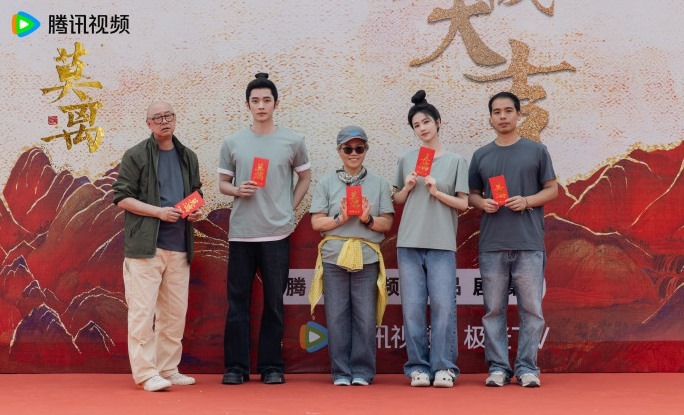 Bai Lu and Cheng Lei with 3 directors of Mo Li