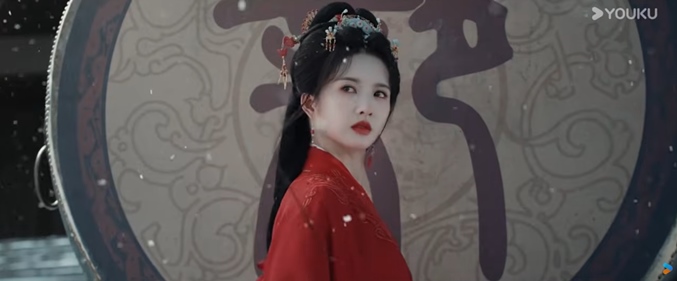 Liu Xie Ning, who plays Grand Princess Murong Jun, beats the grievance drum